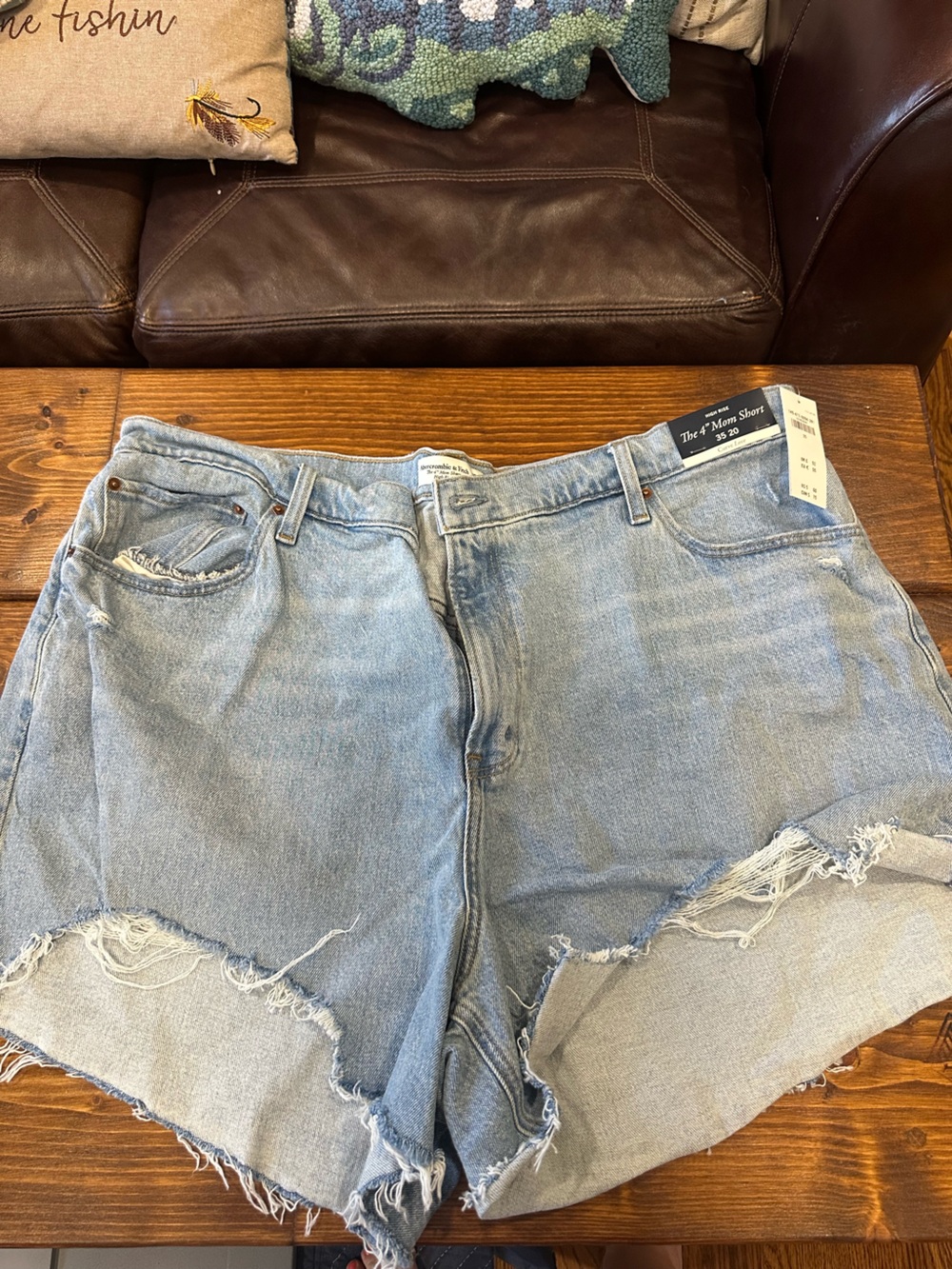 A&F curve love Mom short. 4”
